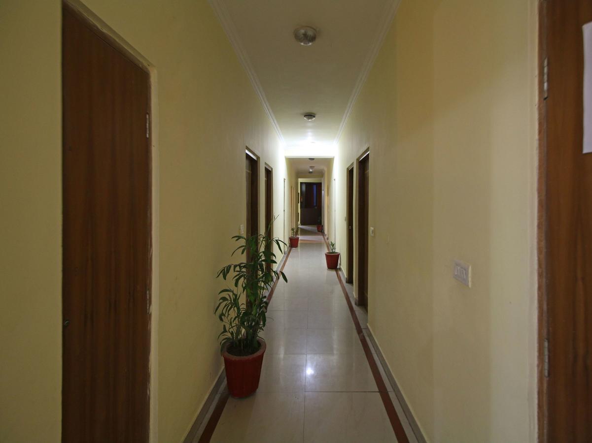 Oyo 5667 Katra Continental Hotel Buitenkant foto