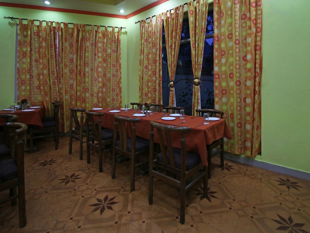 Oyo 5667 Katra Continental Hotel Buitenkant foto