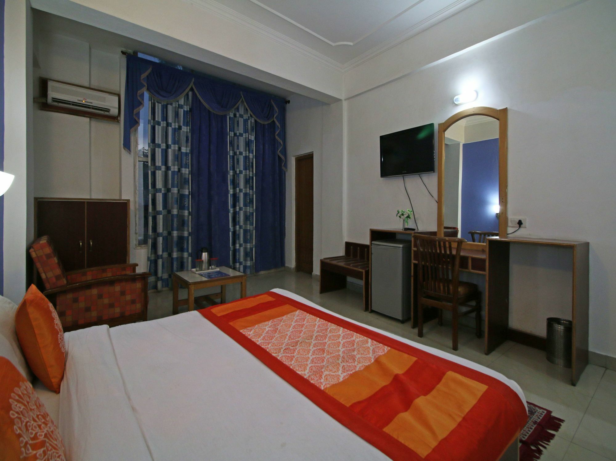 Oyo 5667 Katra Continental Hotel Buitenkant foto