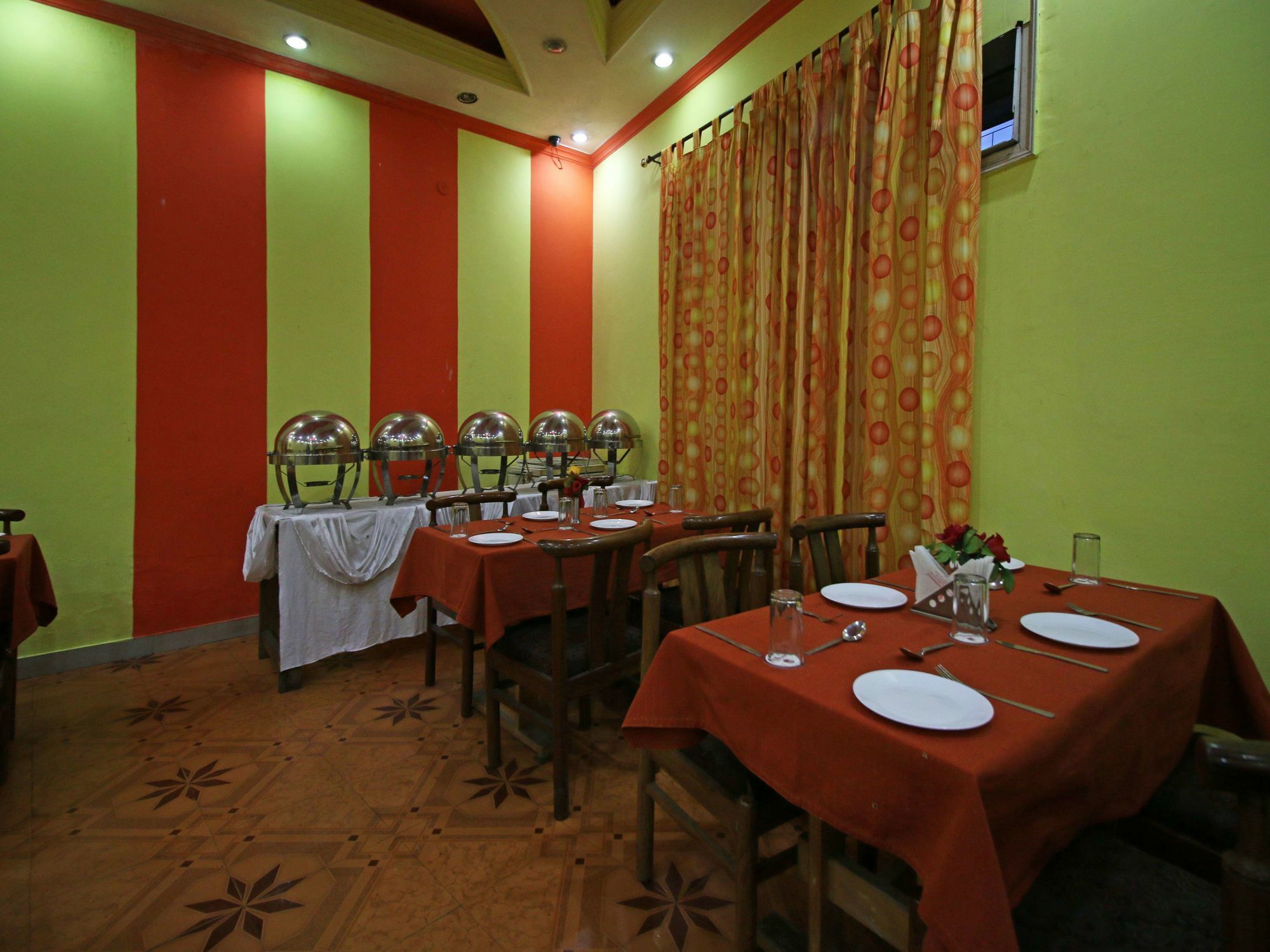 Oyo 5667 Katra Continental Hotel Buitenkant foto