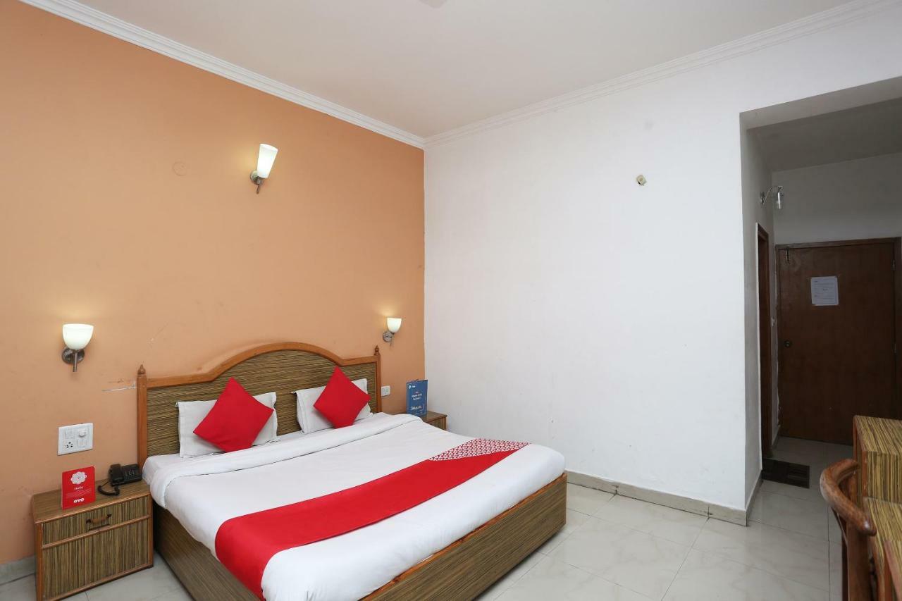 Oyo 5667 Katra Continental Hotel Buitenkant foto