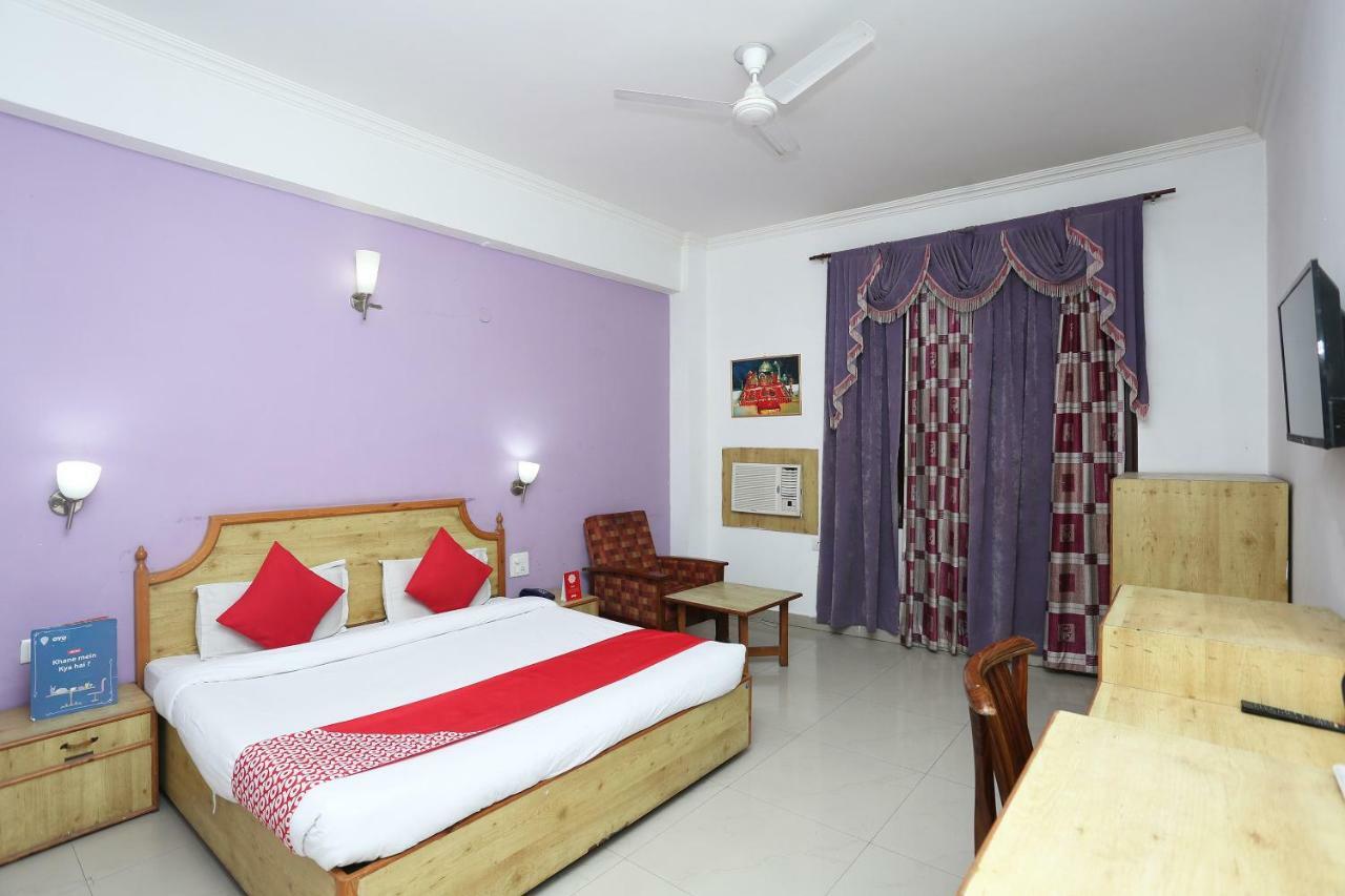 Oyo 5667 Katra Continental Hotel Buitenkant foto
