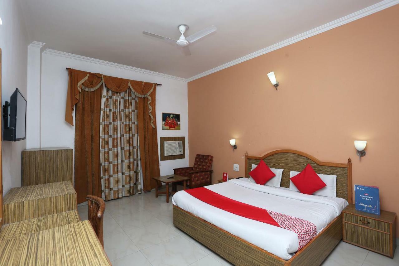 Oyo 5667 Katra Continental Hotel Buitenkant foto
